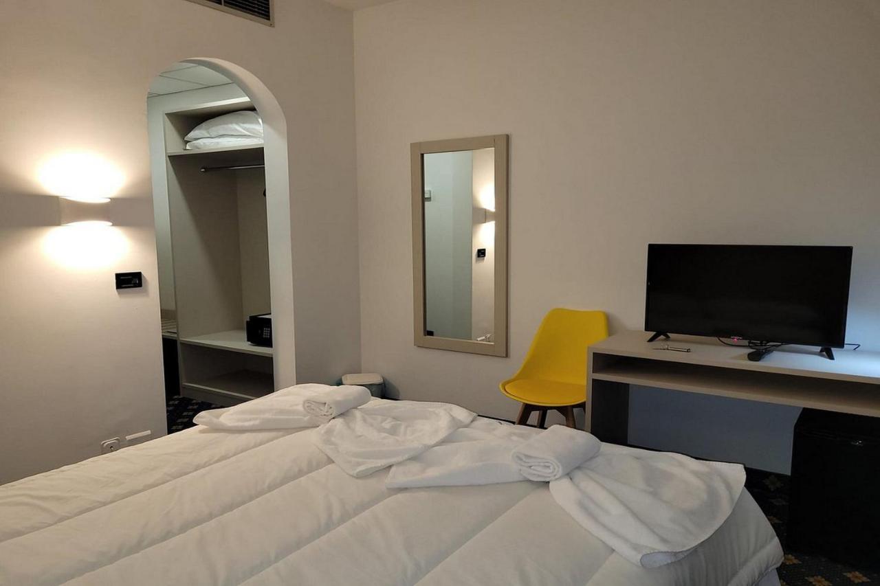 Hotel Azzano Decimo ภายนอก รูปภาพ