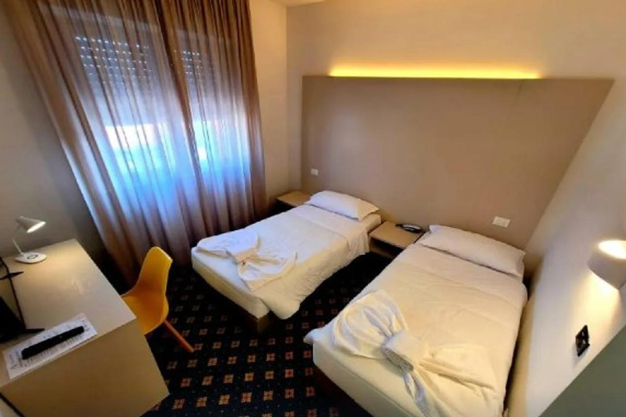 Hotel Azzano Decimo ภายนอก รูปภาพ