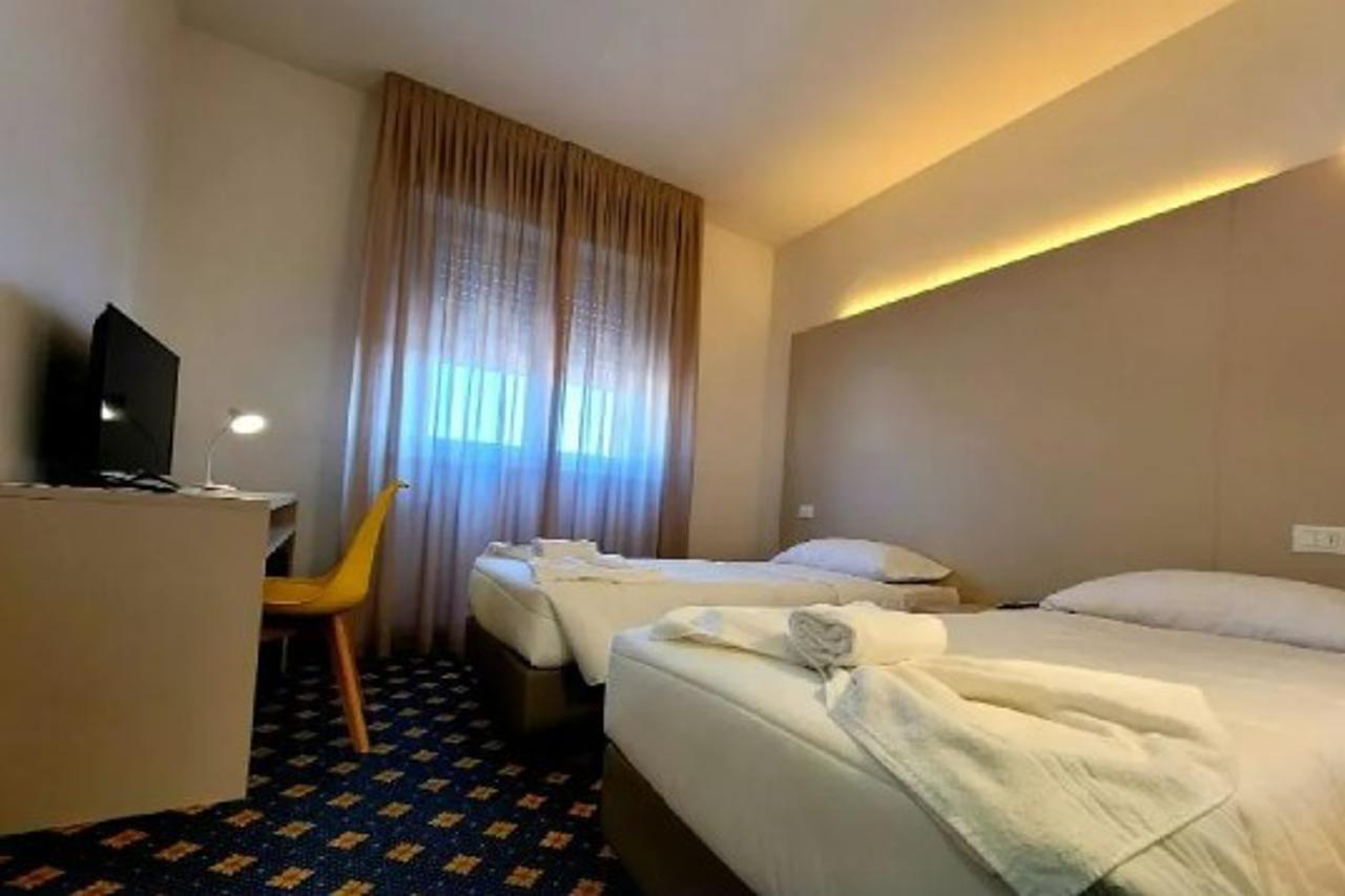 Hotel Azzano Decimo ภายนอก รูปภาพ